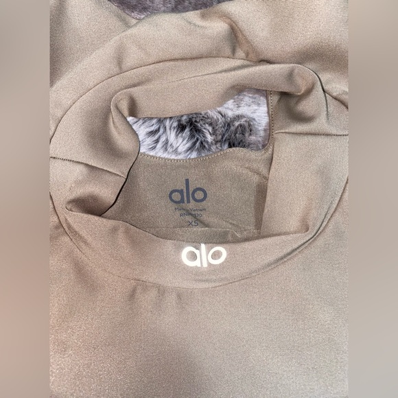 ALO YOGA Mockneck Crop Top. - Picture 6 of 6
